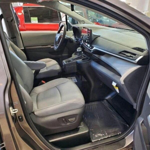 2024 Toyota Sienna FWD XLE Plus (RS190413) - Image 4