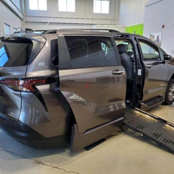 2024 Toyota Sienna FWD XLE Plus (RS190413) - Image 6