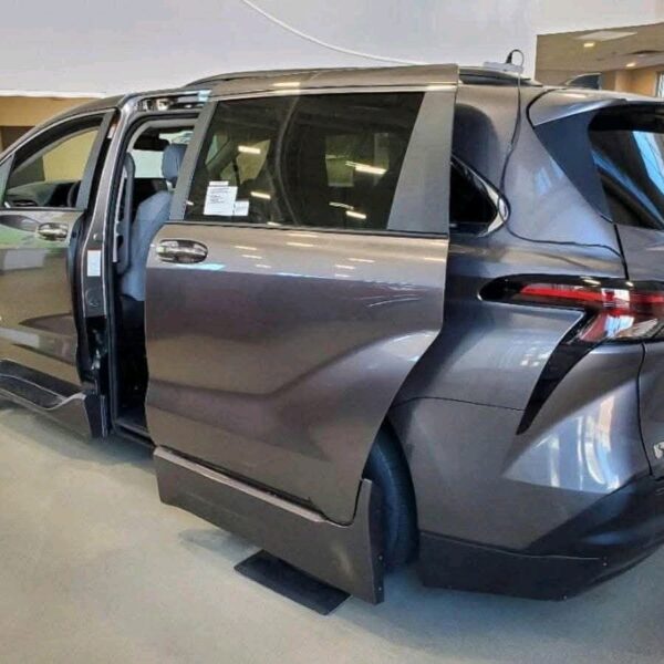 2024 Toyota Sienna FWD XLE Plus (RS190413) - Image 8
