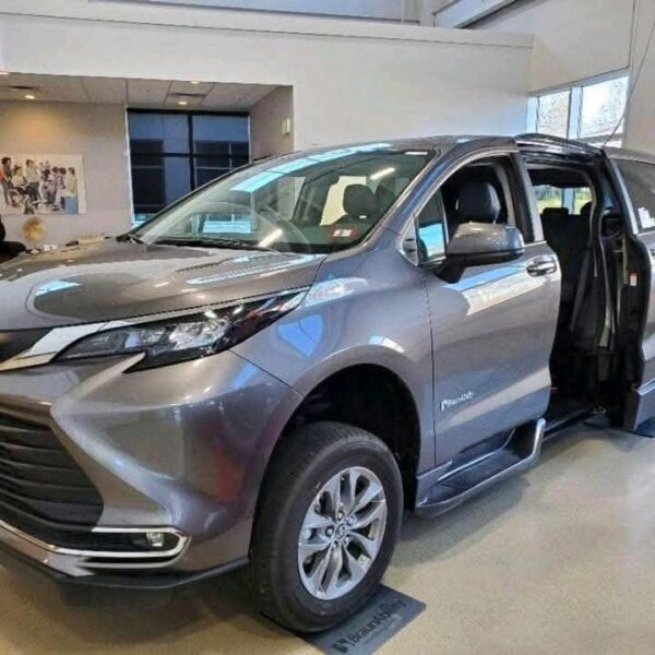2024 Toyota Sienna FWD XLE Plus (RS190413) - Image 9