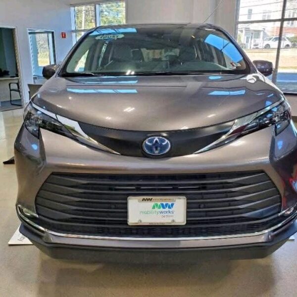 2024 Toyota Sienna FWD XLE Plus (RS190413)