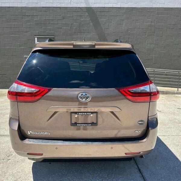 2020 Toyota Sienna XLE - Image 2