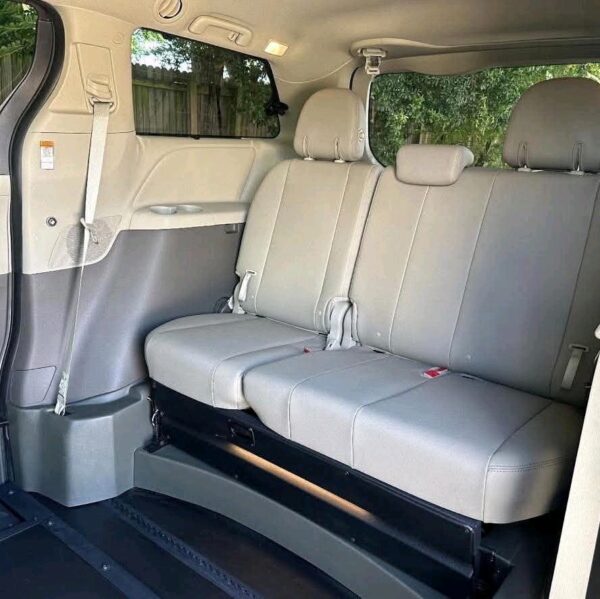 2020 Toyota Sienna XLE - Image 6