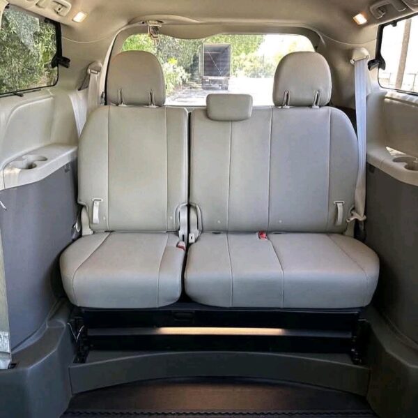 2020 Toyota Sienna XLE - Image 7