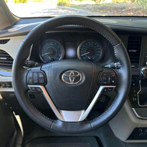 2020 Toyota Sienna XLE - Image 9