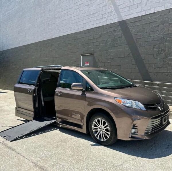 2020 Toyota Sienna XLE