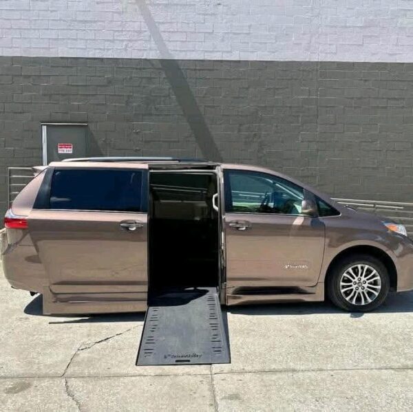 2020 Toyota Sienna XLE - Image 10