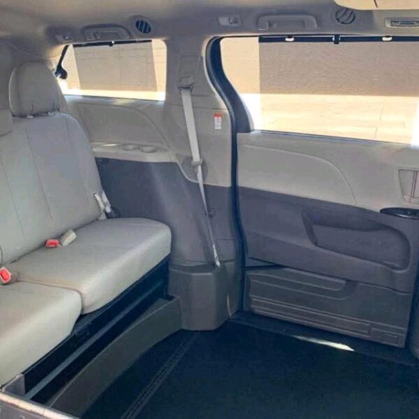 2020 Toyota Sienna XLE - Image 4
