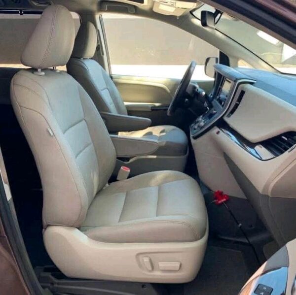 2020 Toyota Sienna XLE - Image 5