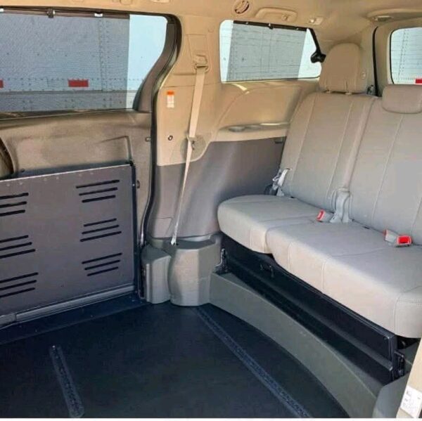 2020 Toyota Sienna XLE - Image 6