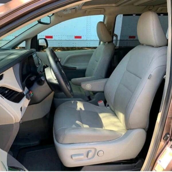 2020 Toyota Sienna XLE - Image 7