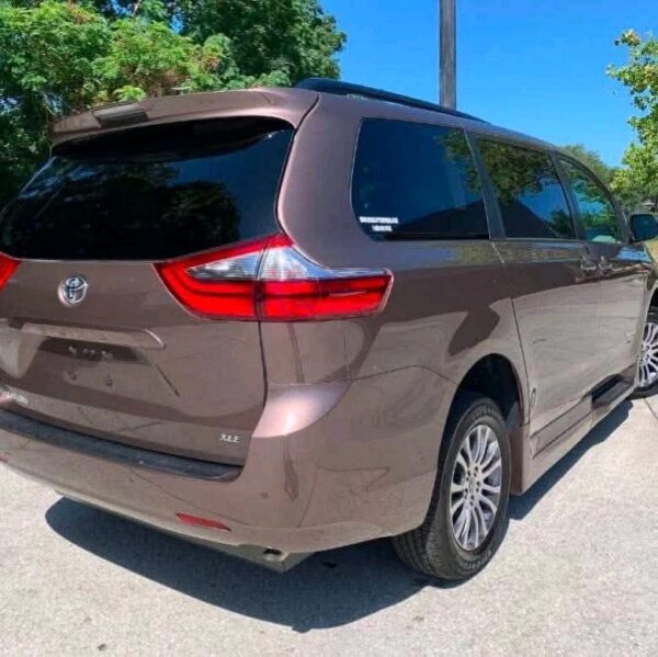 2020 Toyota Sienna XLE - Image 9
