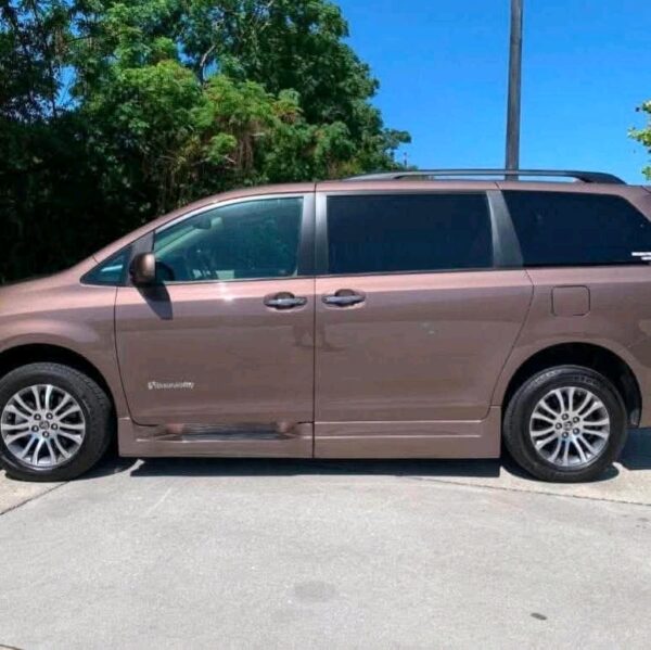 2020 Toyota Sienna XLE - Image 10