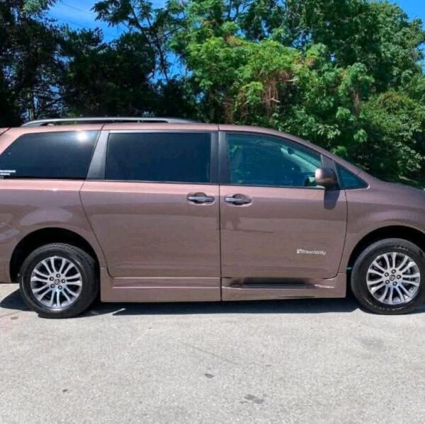 2020 Toyota Sienna XLE - Image 11