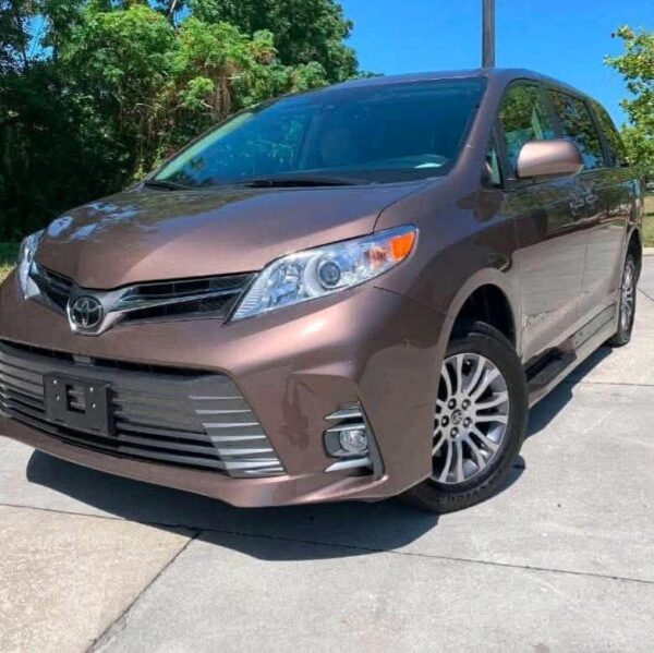 2020 Toyota Sienna XLE - Image 12