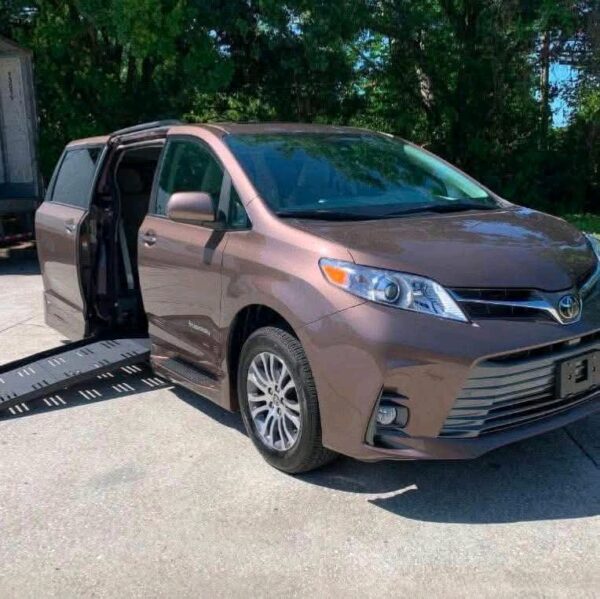 2020 Toyota Sienna XLE - Image 13