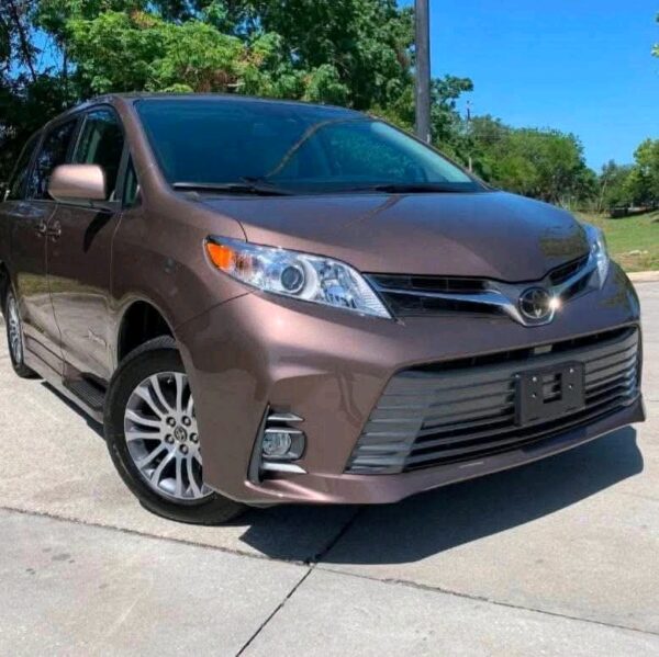 2020 Toyota Sienna XLE - Image 14
