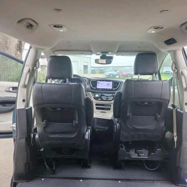 2022 Chrysler Pacifica Touring L - Image 3