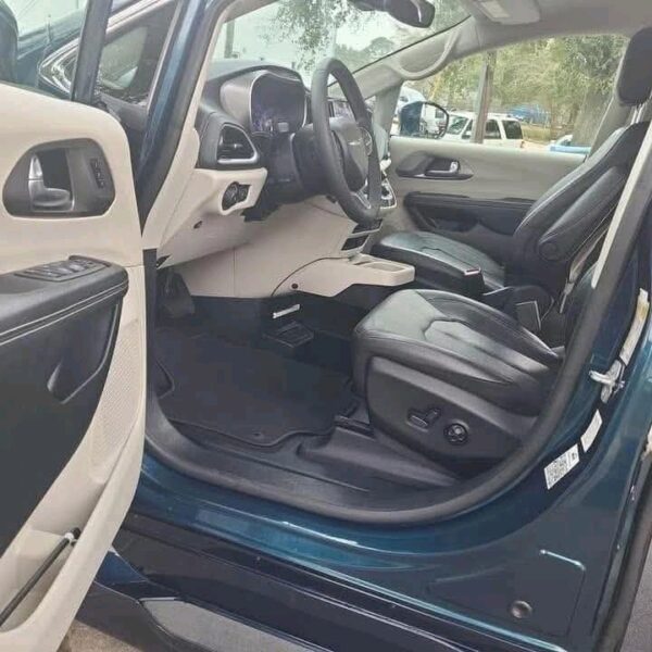 2022 Chrysler Pacifica Touring L - Image 5