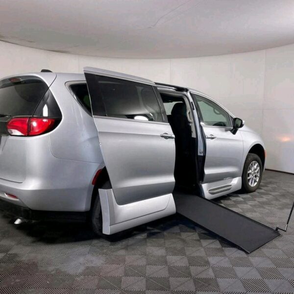 2023 Chrysler Voyager LX - Image 4