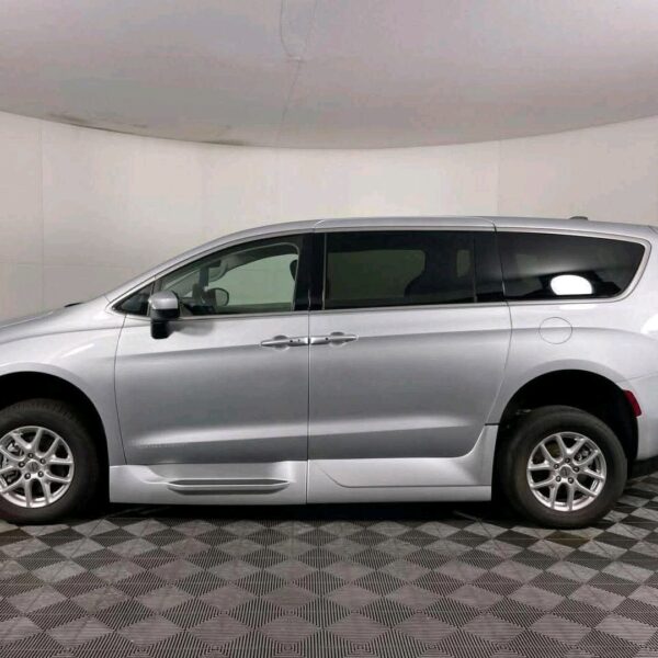 2023 Chrysler Voyager LX - Image 7