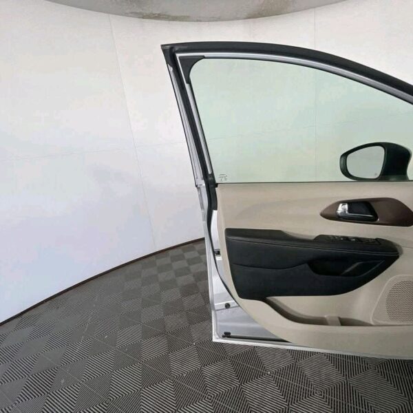 2023 Chrysler Voyager LX - Image 10