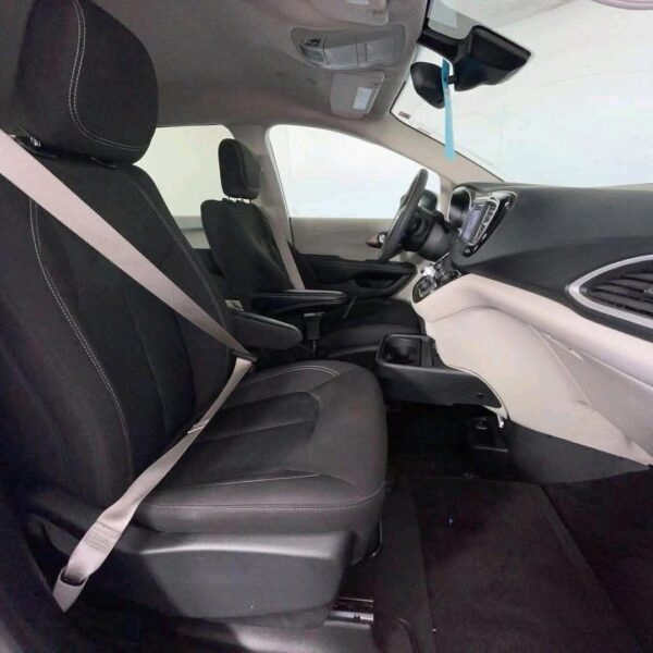 2023 Chrysler Voyager LX - Image 2