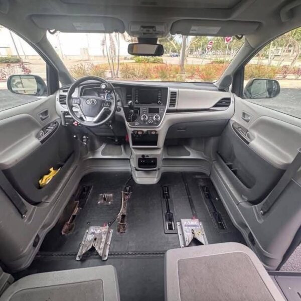 Toyota Model Sienna 2020 - Image 2
