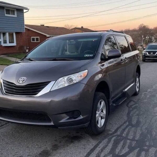 2013 Toyota Sienna LE - Image 2