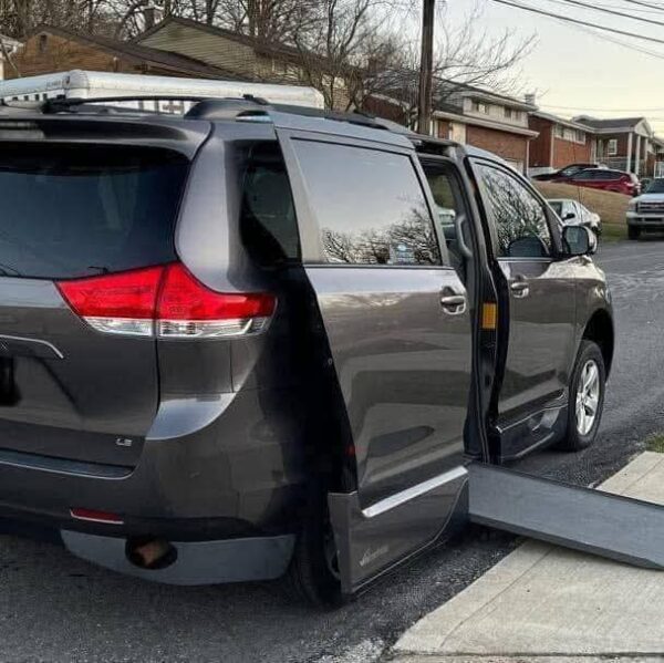 2013 Toyota Sienna LE - Image 3