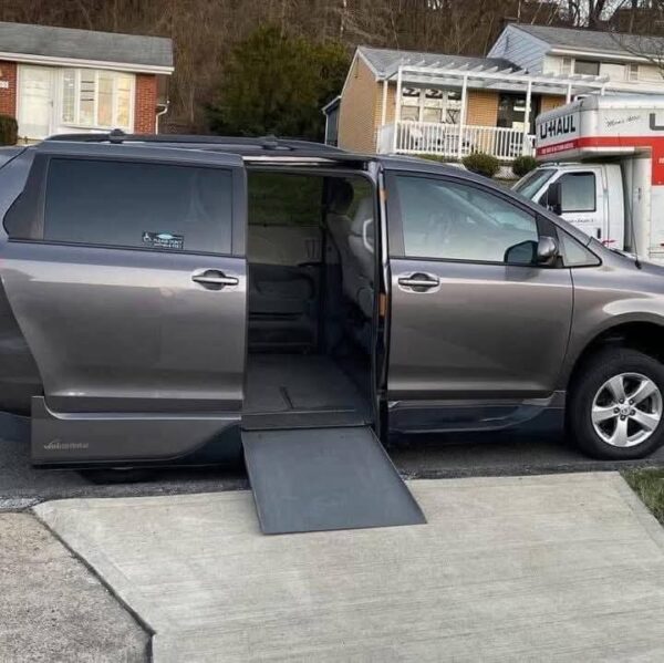 2013 Toyota Sienna LE - Image 4