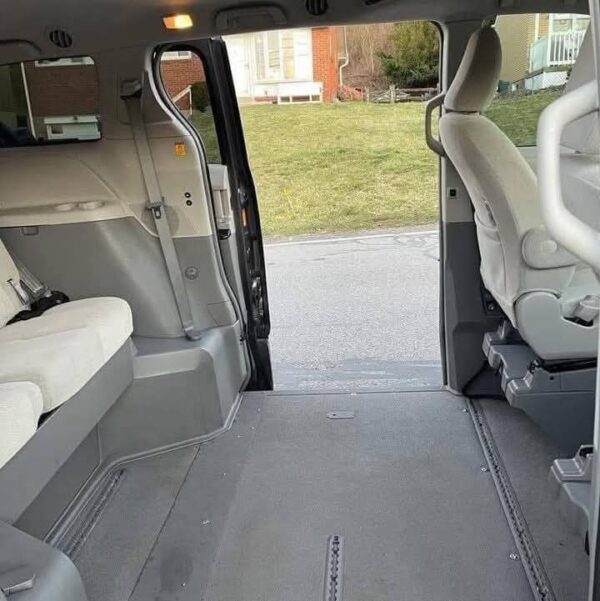 2013 Toyota Sienna LE - Image 5