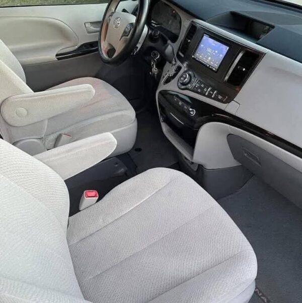 2013 Toyota Sienna LE - Image 8