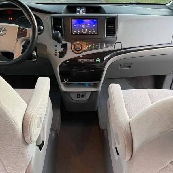2013 Toyota Sienna LE - Image 9