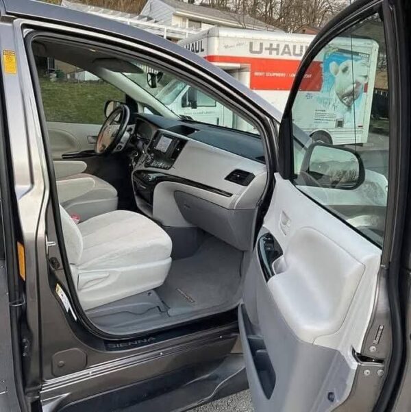 2013 Toyota Sienna LE - Image 13