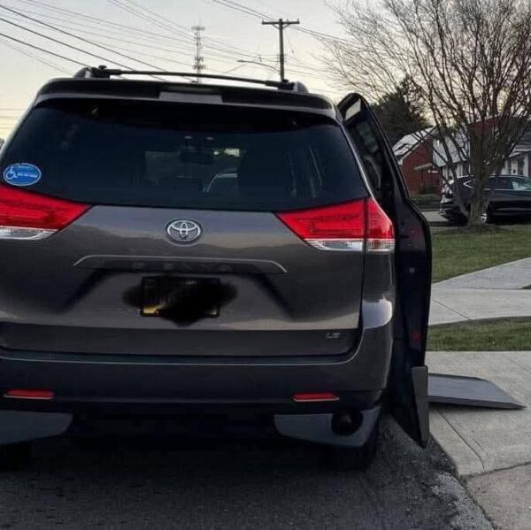 2013 Toyota Sienna LE - Image 11
