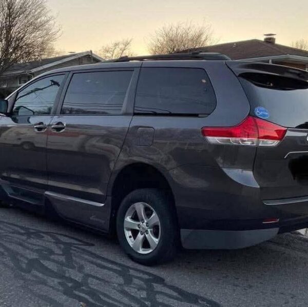 2013 Toyota Sienna LE - Image 12