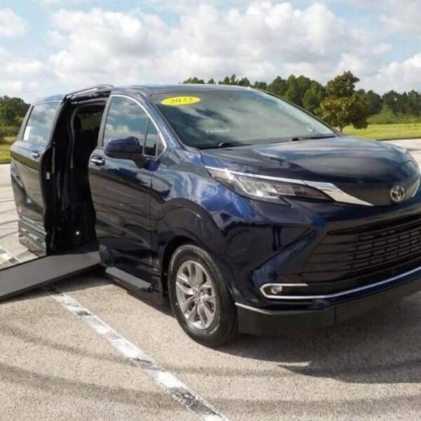 2022 Toyota Sienna XLE FWD - Image 2