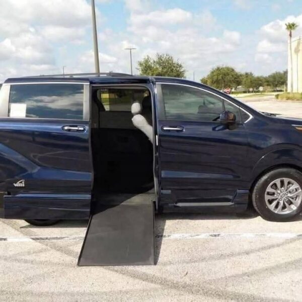 2022 Toyota Sienna XLE FWD - Image 3