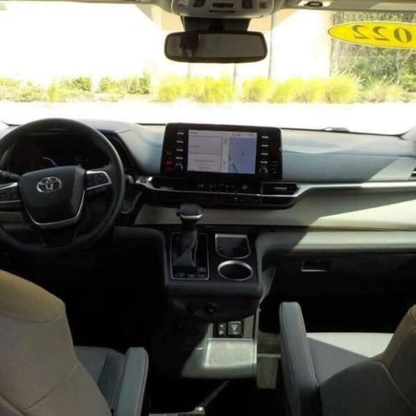 2022 Toyota Sienna XLE FWD - Image 5