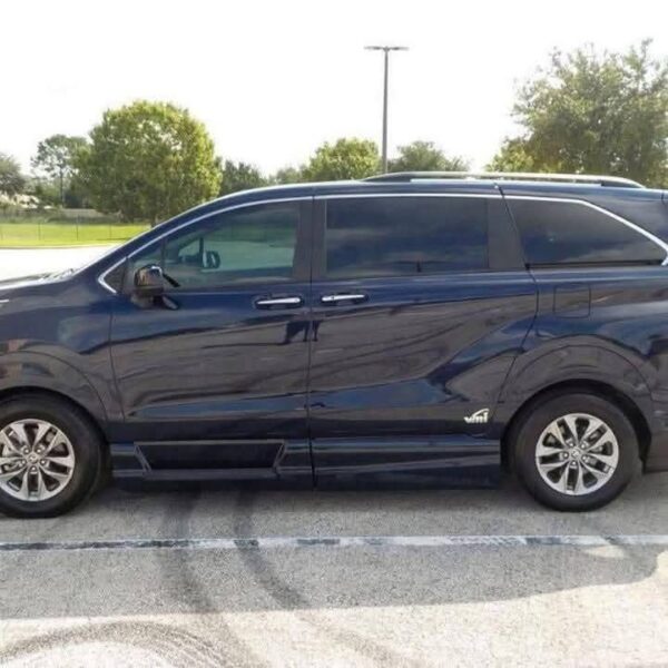 2022 Toyota Sienna XLE FWD - Image 7