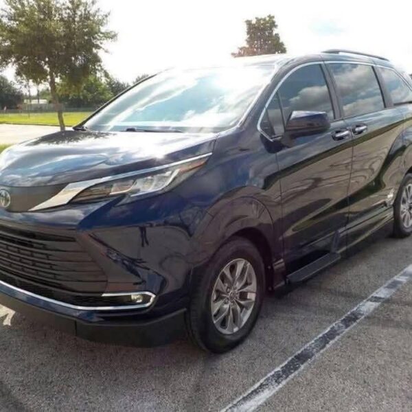 2022 Toyota Sienna XLE FWD - Image 8