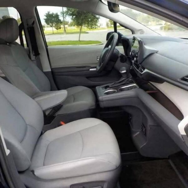 2022 Toyota Sienna XLE FWD - Image 9