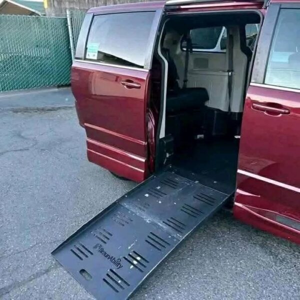 2018 Dodge Grand Caravan - Image 2