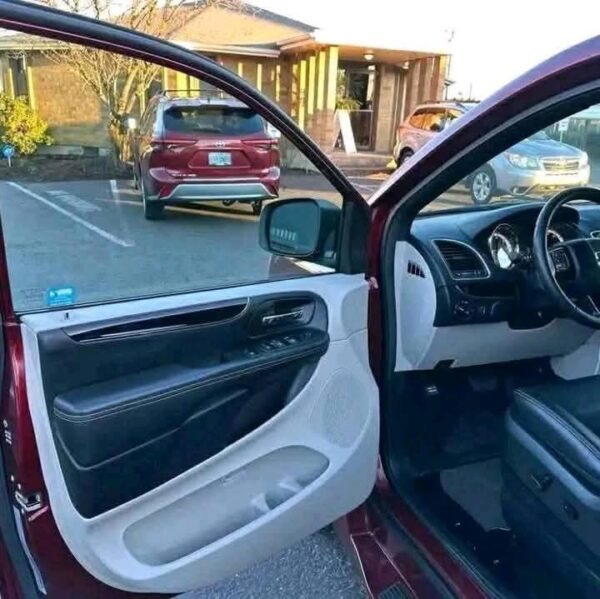 2018 Dodge Grand Caravan - Image 3