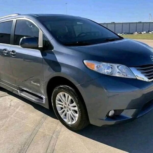 2017 Toyota Sienna XLE