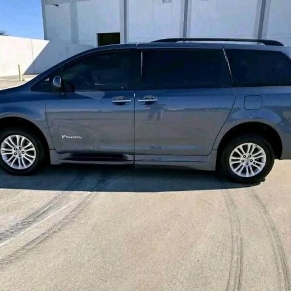 2017 Toyota Sienna XLE - Image 2