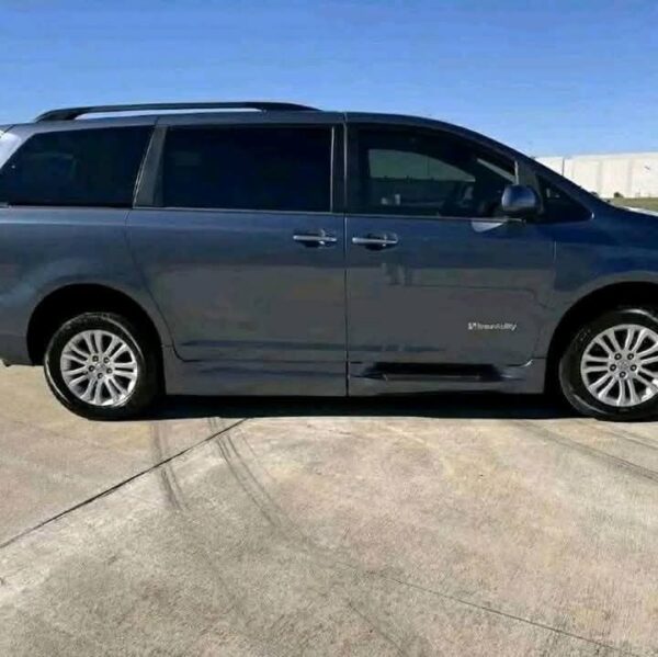 2017 Toyota Sienna XLE - Image 3