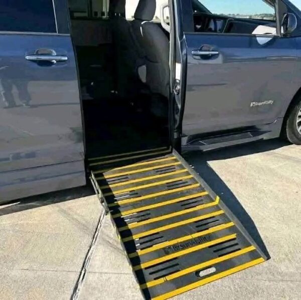 2017 Toyota Sienna XLE - Image 4