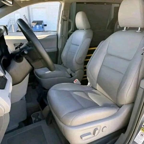 2017 Toyota Sienna XLE - Image 5